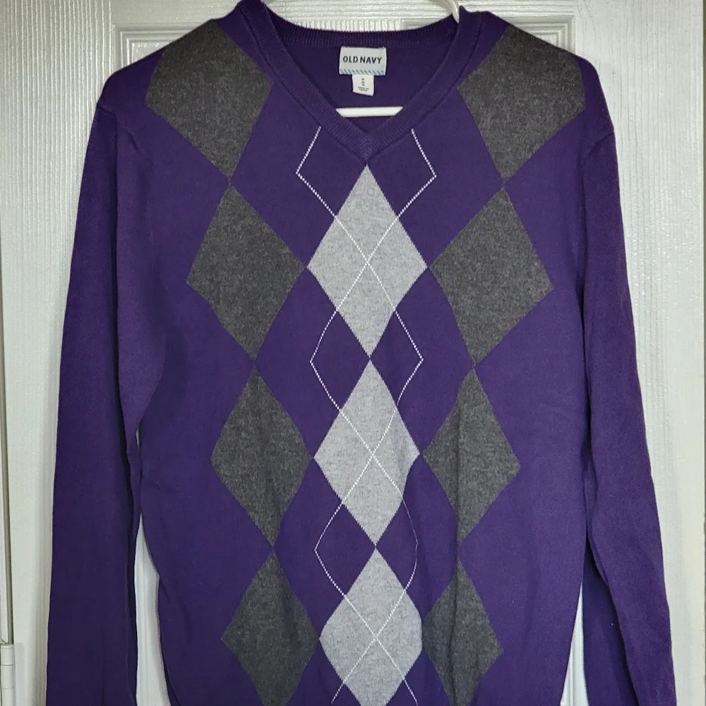 🌟Old Navy Men's argyle v-neck sweater, purple with dark gray and light gray